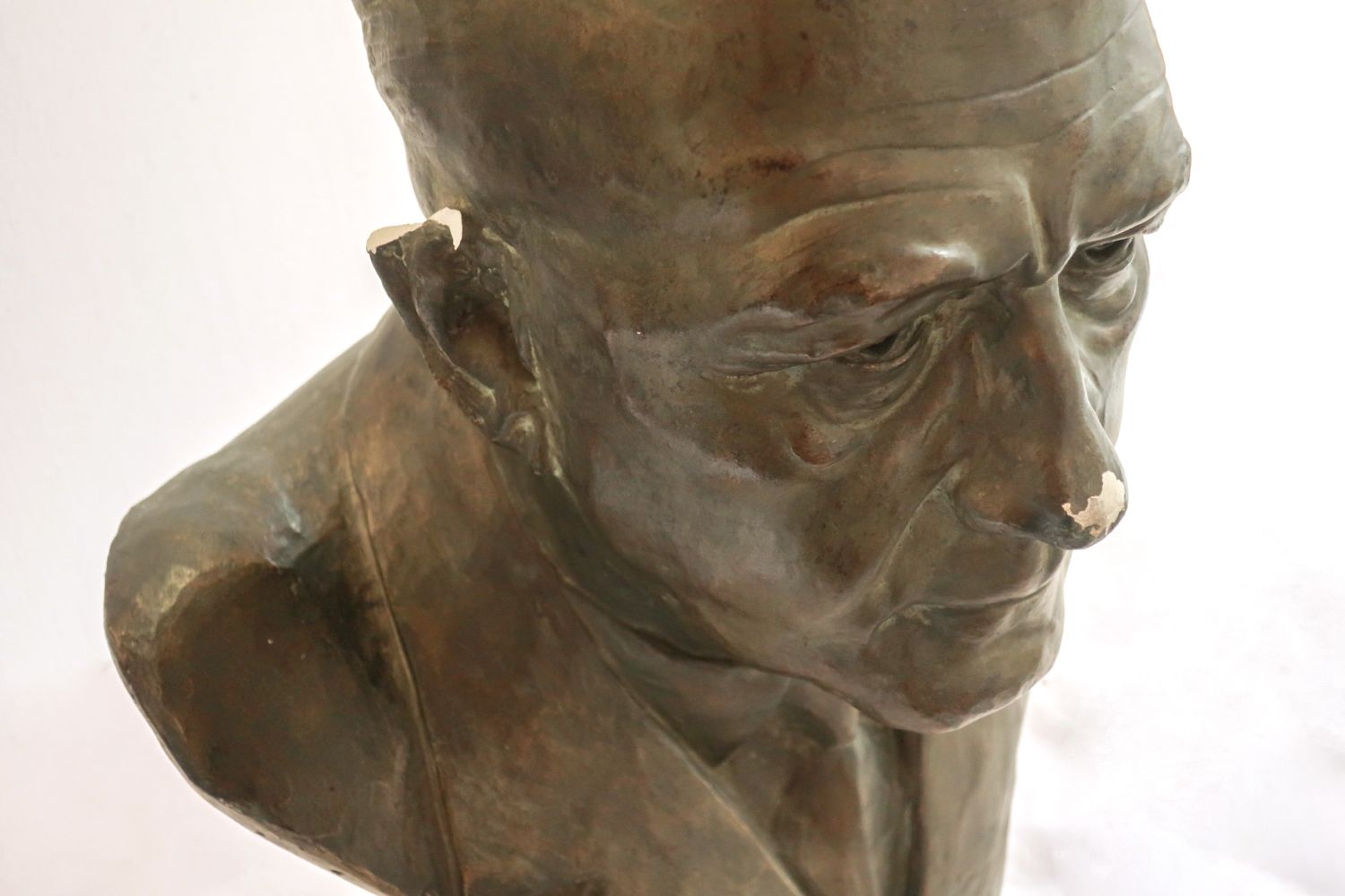 Historische Gipsbüste von Prof. Dr. Adolf Tegtmeier mit Beschädigungen vor der Restaurierung