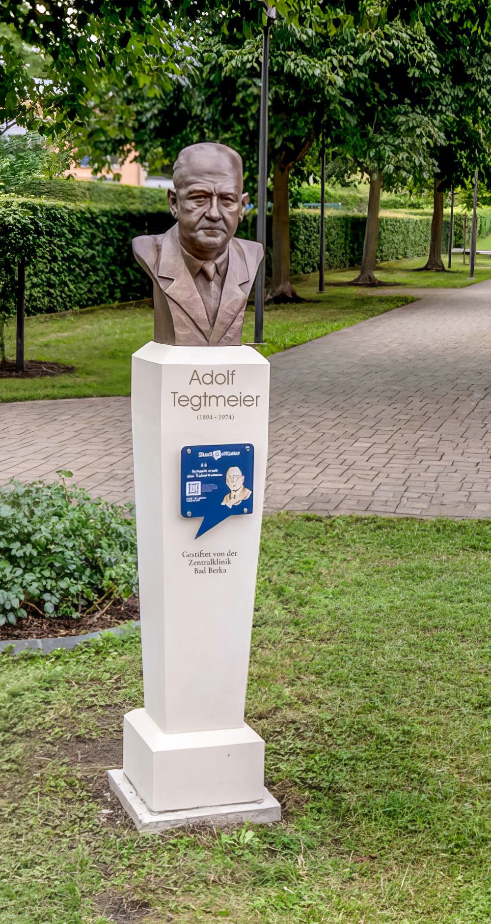 Enthüllte Bronzebüste von Prof. Dr. Adolf Tegtmeier vor dem Zeughaus in Bad Berka