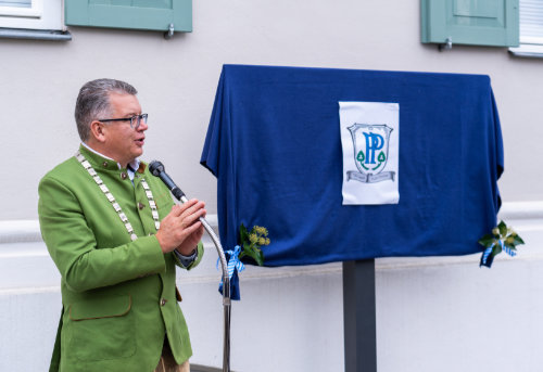 Relief-Poettmes_vor_der_Enthuellung