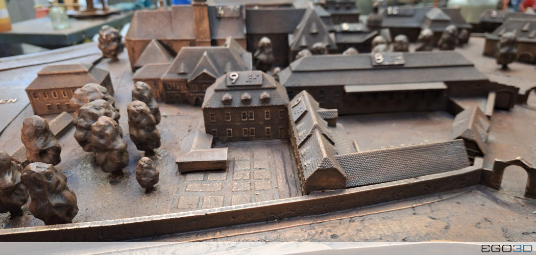 Ein Detailausschnitt des fertigen Bronzegusses des Klosters St. Marienthal