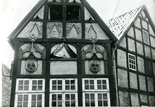 Altes_Foto_der_Büsten_an_der_Fassade_2 Altes_Foto_der_Büsten_an_der_Fassade_2